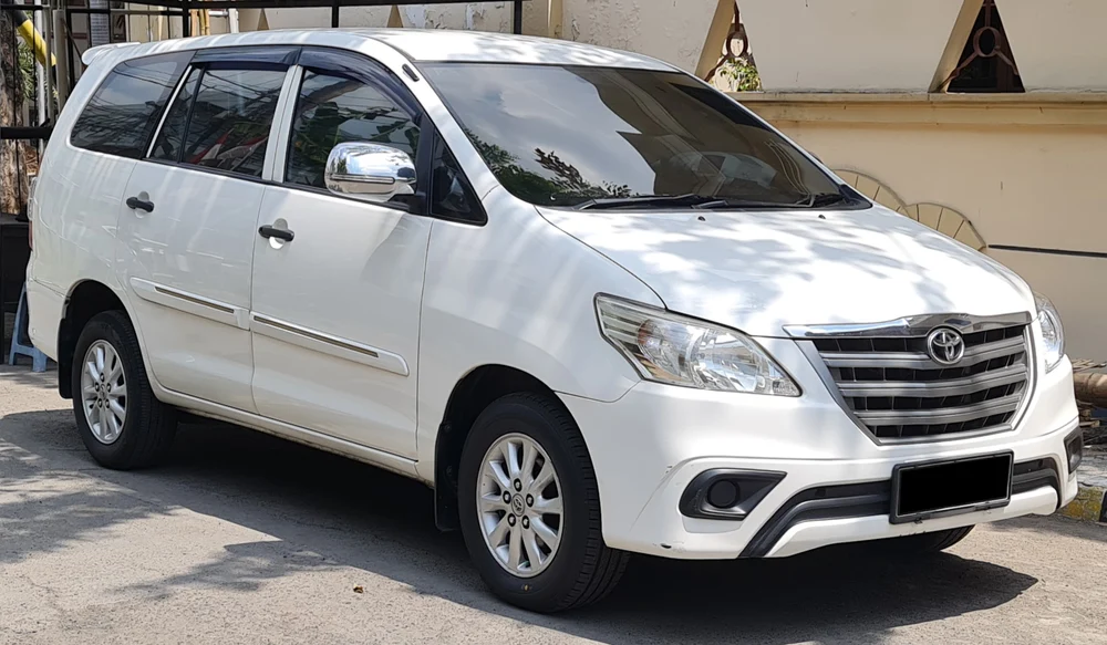 Toyota Innova vehicle photograph